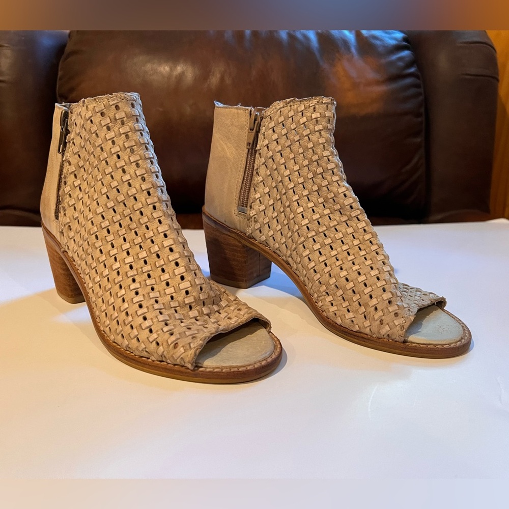 Sbicca Vintage Collection Waterfront Bootie, Size 7, Beige Color, EUC (Like New)